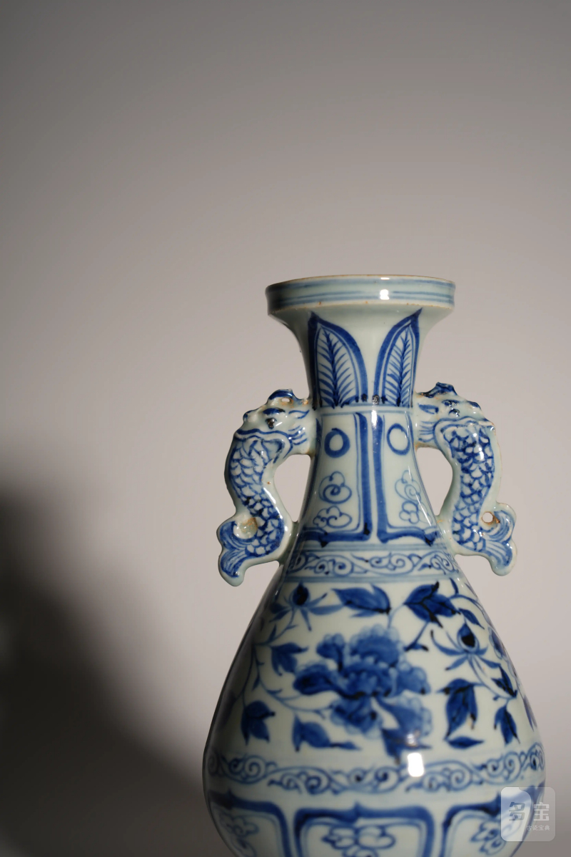 青花缠枝牡丹双鱼耳瓶 - 图4